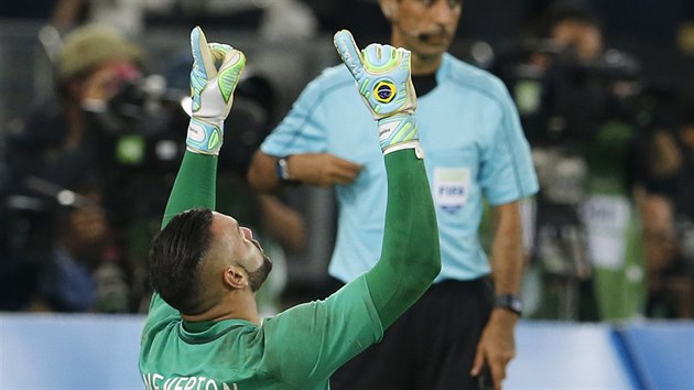 Brazilsk glman Weverton dkuje nebesm po zlikvidovan penalt.