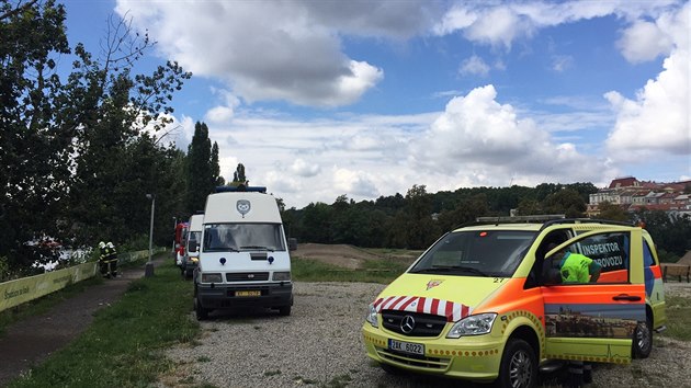 Okolo poledn hodiny uvidli kolemjdouc u Hlvkova mostu plavce, kter se potopil pod hladinu (22.8.2016)