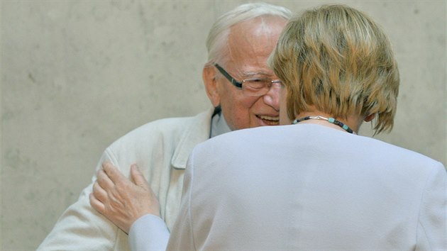 Nmeck kanclka Angela Merkelov se pi nvtv v Praze setkala tak se svm bvalm uitelem Rudolfem Zahradnkem, eskm fyziklnm chemikem (25. srpna 2016).