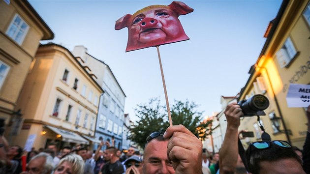 Demonstranti proti Merkelov se seli i u Lichtentejnskho palce (25. srpna...