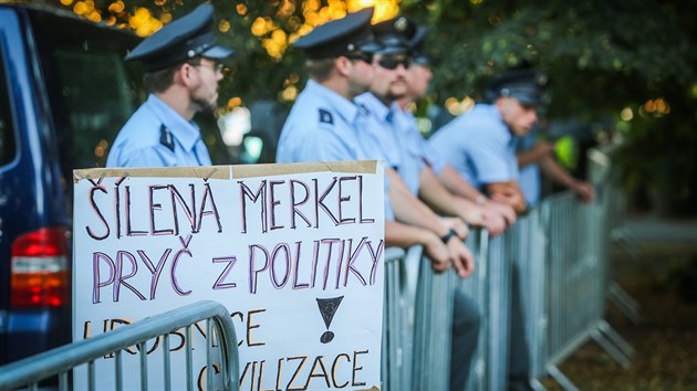 Demonstranti proti Merkelov se seli i u Lichtentejnskho palce (25. srpna...
