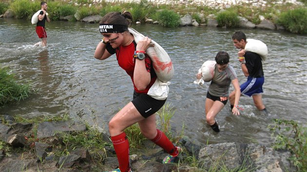 Pi extrmnm zvodu Spartan Race ekalo v Litovli na Olomoucku astnky mimo jin noen tkch pytl korytem eky.