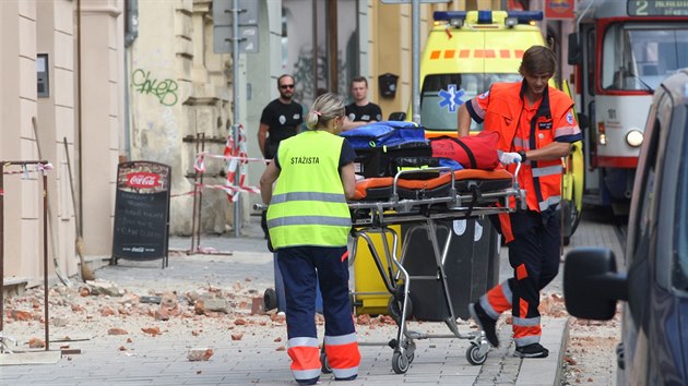 V olomouck ulici v centru msta se na chodnk ztil kus zdi domu.