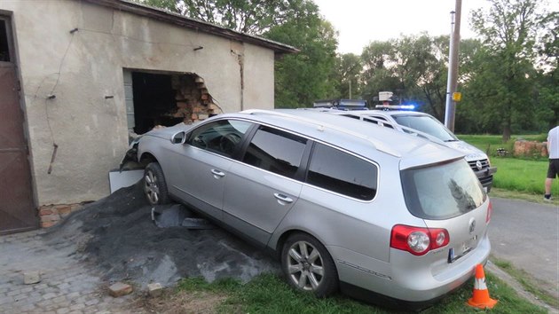 Siln opil idi nezvldl jzdu, vyjel mimo silnici a prorazil ze gare. Pot kvli sv opilosti ani nezvldal z vozu vystoupit.