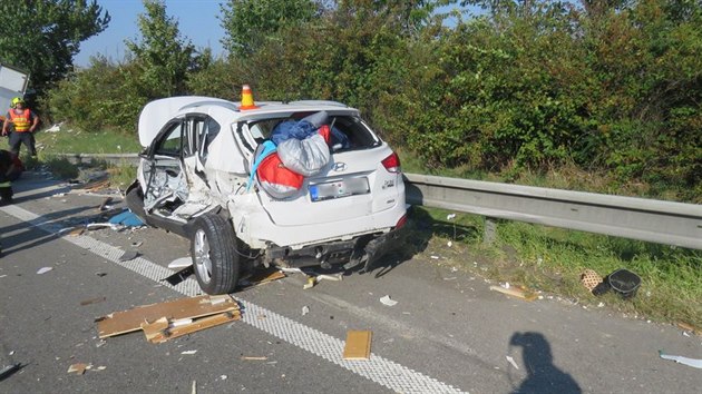 idi osobnho auta se zapojenm obytnm pvsem zastavil na dlnici D46, nsledn ho smetl projdjc nkladn vz.