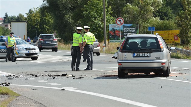 eln stet dvou vozidel na odboce ze silnice I/11 do Tnit nad Orlic (16.8.2016).