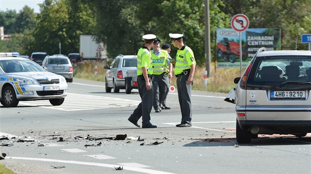 eln stet dvou vozidel na odboce ze silnice I/11 do Tnit nad Orlic (16.8.2016).