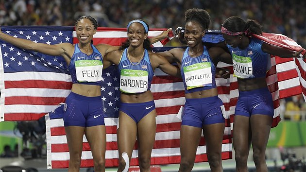 Americk tafeta en na 4x100 metr slav triumf v Riu, vlevo je rekordmanka...