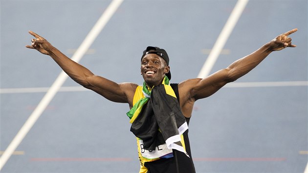SMV OD UCHA K UCHU. Usain Bolt slav triumf ve tafet na 4x100 metr v Riu.