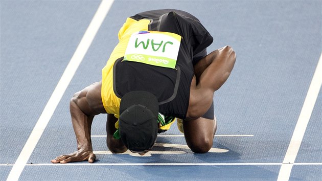 JSEM KRL, JSEM NESMRTELN. Usain Bolt slav triumf ve tafet na 4x100 metr v...