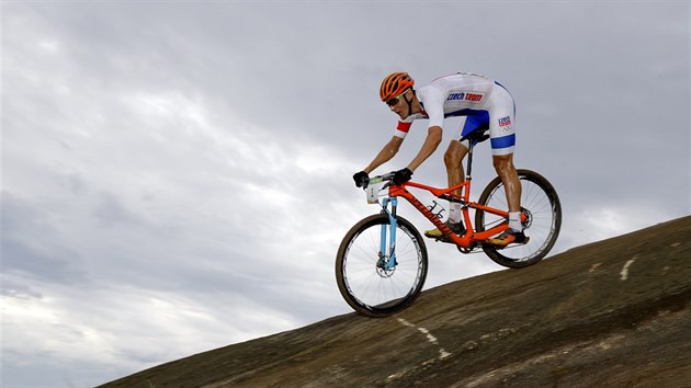 Biker Jaroslav Kulhav bojuje na trati olympijskho zvodu v Rio de Janeiru.
