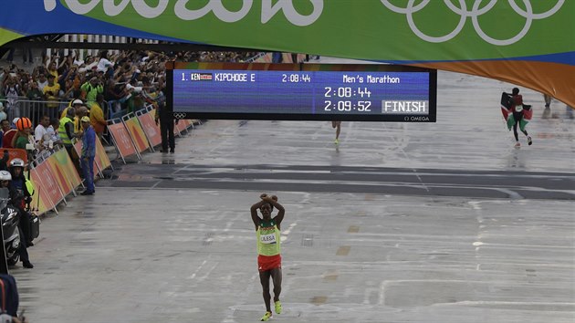 PROTEST. Etiopsk bec Feyisa Lilesa probhl clem olympijskho maraton se zkenma rukama na protest proti utlaovn Orom.