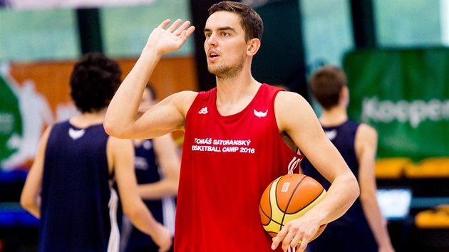 Tom Satoransk rad mladm basketbalistm bhem svho trninkovho kempu na prask Folimance.