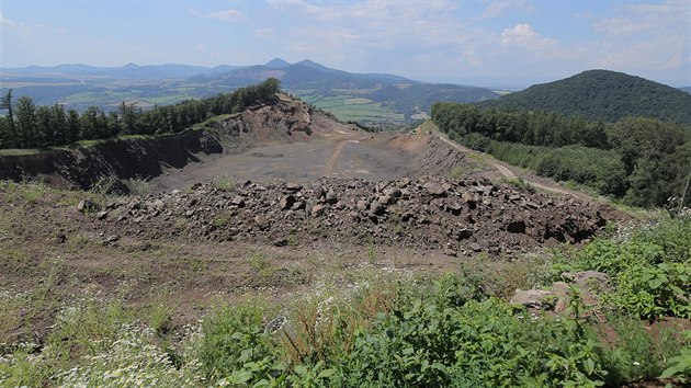 Pohled na vchodn polovinu lomov jmy jet z vrcholu Trabice 5. ervence 2016.