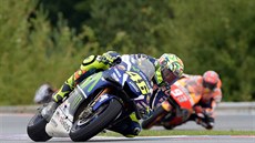 Do zatáky najídí Valentino Rossi, následuje ho Marc Márquez.