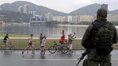 Ozbrojený stráce kontroluje hladký prbh olympijského maratonu.