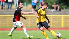 Zdeněk Fládr z Prostějova už nestihne zastavit sokolovského Petra Glasera... Zdeněk Fládr z Prostějova už nestihne zastavit sokolovského Petra Glasera...