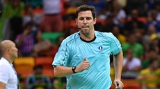 Rozhodčí Jiří Novotný v olympijském zápase o třetí místo. Rozhodčí Jiří Novotný v olympijském zápase o třetí místo.