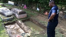 Záplavy v Louisianě vyplavily i některé rakve (20.8.2016). Záplavy v Louisianě vyplavily i některé rakve (20.8.2016).