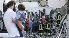 Záchranáři prohledávají trosky v Accumoli po zemětřesení, které zdevastovalo... Záchranáři prohledávají trosky v Accumoli po zemětřesení, které zdevastovalo...