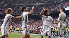 TO JE RADOSTI. Hrái Realu Madrid oslavují branku Álvara Moraty.