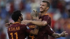 Edin Džeko slaví se svými spoluhráči z AS Řím vítězství nad Udinese. Edin Džeko slaví se svými spoluhráči z AS Řím vítězství nad Udinese.