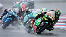 eský jezdec Jakub Kornfeil (vpravo) v závod Moto3 na Velké cen Brna.