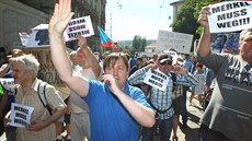 Demonstranti před Úřadem vlády (25. srpna 2016). Demonstranti před Úřadem vlády (25. srpna 2016).