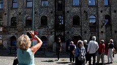 Turisté ve tvrti Molenbeek bhem komentované procházky (13. srpna 2016)