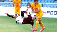 V PÁDU. Sparťan Josef Šural (vlevo) se snaží zasáhnout míč v souboji s Lukášem... V PÁDU. Sparťan Josef Šural (vlevo) se snaží zasáhnout míč v souboji s Lukášem...