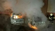 Zásah hasi pi noním poáru dvou aut taxisluby v Pardubicích.