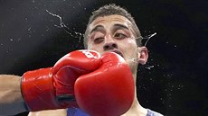 PÍMÝ ZÁSAH. Mohamed Flissi, boxer z Alírska, dostal tvrdý úder levým hákem. 