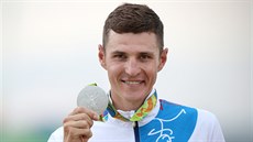 Jaroslav Kulhavý pózuje se stíbrnou olympijskou medailí ze závodu horských kol...