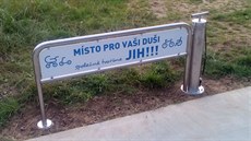 Také v Ostravě se už objevila první pumpa vzduchu určená zejména cyklistům.... Také v Ostravě se už objevila první pumpa vzduchu určená zejména cyklistům....