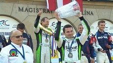 Jan Kopecký se raduje ze svého pátého vítzství na Barum rally.