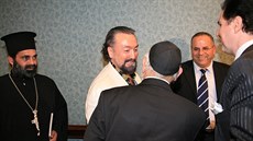 Adnan Oktar na setkání s náboenskými lídry.