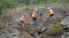Lezci čistí skály u Vladislavi, z nichž odpadávají balvany. Silnici dělníci... Lezci čistí skály u Vladislavi, z nichž odpadávají balvany. Silnici dělníci...