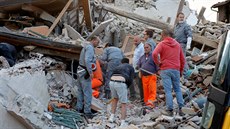 Záchrannáské práce ve mst Amatrice