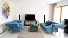 Nezvyklá kombinace moderních sedaček a koloniálního nábytku působí na druhý... Nezvyklá kombinace moderních sedaček a koloniálního nábytku působí na druhý...