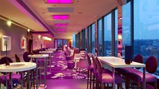 Pro bar Cloud je typická osobitá fialová barva, která se k němu váže již od... Pro bar Cloud je typická osobitá fialová barva, která se k němu váže již od...