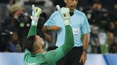 Brazilský gólman Weverton dkuje nebesm po zlikvidované penalt.