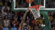 Americký basketbalista Paul George zakonuje akci ve finálovém duelu se Srbskem.