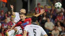 Plzeňský Marek Bakoš v souboji s s Natanaelem z Razgradu. Plzeňský Marek Bakoš v souboji s s Natanaelem z Razgradu.