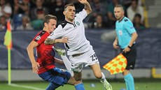 Plzeňský Jan Kopic (vlevo) zastavuje průnik Jordana Mineva z Ludogorce Razgrad. Plzeňský Jan Kopic (vlevo) zastavuje průnik Jordana Mineva z Ludogorce Razgrad.