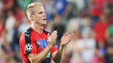 Plzeňský fotbalista David Limberský děkuje po duelu s Razgradem fanouškům. Plzeňský fotbalista David Limberský děkuje po duelu s Razgradem fanouškům.
