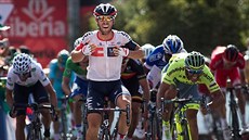 Belgický cyklista Jonas Van Genechten z týmu IAM projíždí vítězně cílem 7.... Belgický cyklista Jonas Van Genechten z týmu IAM projíždí vítězně cílem 7....