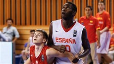 Španělský mládežnický reprezentant Usman Garuba (vpravo) na doskoku bojuje s o... Španělský mládežnický reprezentant Usman Garuba (vpravo) na doskoku bojuje s o...