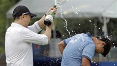 Kim Si-u vyhrál na Wyndham Championship, oslavu mu osladil Rambert Sim. Kim Si-u vyhrál na Wyndham Championship, oslavu mu osladil Rambert Sim.