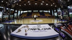 Diplomy pro úastníky basketbalového kempu Tomáe Satoranského, ten horní je...