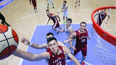 Lotyšský mládežnický reprezentant Verners Kohs (12) zakončuje na ukrajinský koš. Lotyšský mládežnický reprezentant Verners Kohs (12) zakončuje na ukrajinský koš.